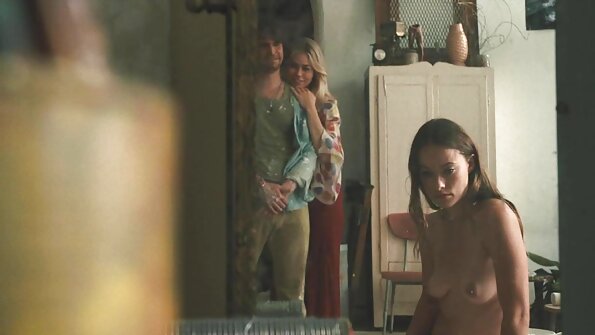 Schwestern küssen Lesben, die versuchen, mit Hilfe von Strapon flachgelegt gratis oldieporno zu werden