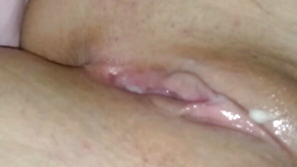 Junges Mädchen lutscht den großen Schwanz oldieporno gratis ihres Vaters, bevor es Sex im Arsch hat