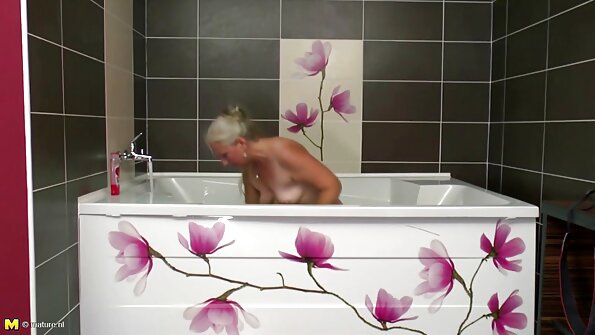 Ein Bruder reife frauen sex kostenlos trägt ein Kaninchenkostüm und verbrennt seine Schwester mit einem Mädchen