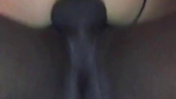 Der große Bruder bringt seiner vollbusigen Schwester in einem gemütlichen pornofilme von reifen frauen Schlafzimmer Jungfräulichkeit