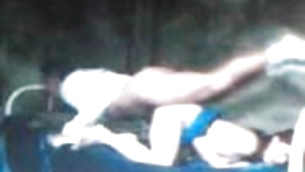 Tochter lutscht pornofilme mit frauen ab 50 heimlich den Schwanz ihres Stiefvaters, während Mama kocht