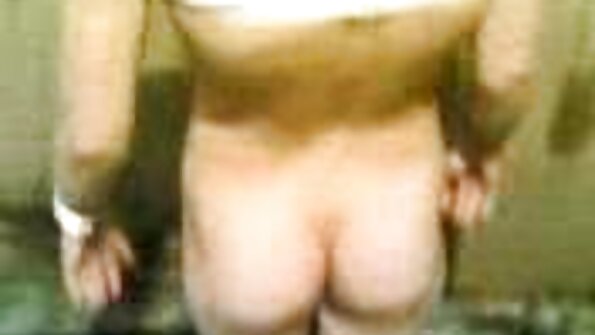 Turnerin Tochter mit lockigem sexfilme von reifen frauen Haar macht einen Backflip im Bett mit Vater